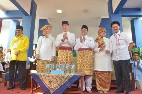Zoerman Manap dan Zulkifli Nurdin mengapit pasangan calon Zumi Zola dan Fachrori Umar